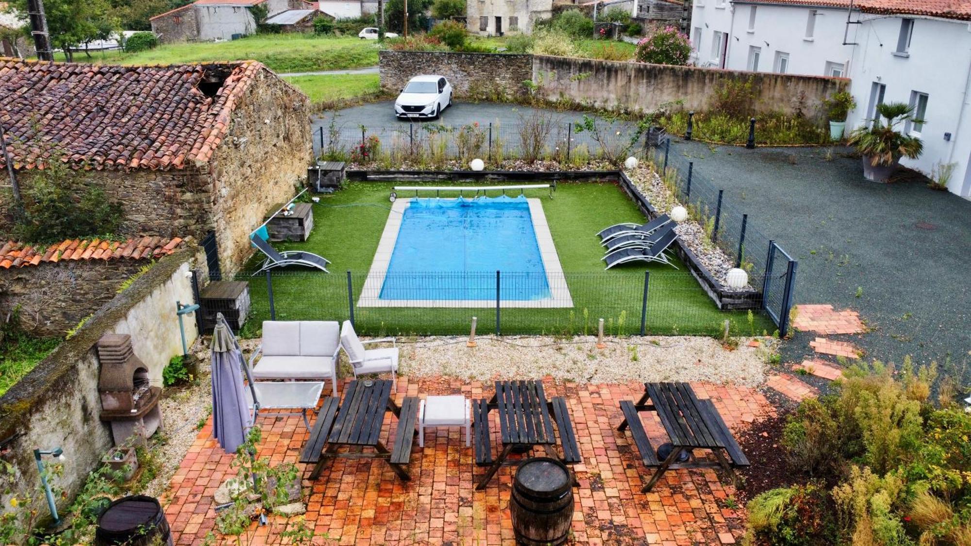 Appartamento Domaine Des 5 Roses - Rose Rouge La Guierche Esterno foto